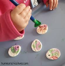 1 mesure de sel très fin éventuellement de la peinture (gouache, aquarelle, huile) ou des colorants pour pâte à sel. Des Åufs De Paques En Pate A Sel Et Arbre De Paques