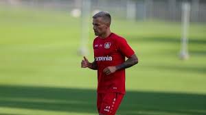 Charles aranguiz news from all news portals / newspapers and charles aranguiz facebook twitter stats, read charles aranguiz news report. Blanco O Rubio Charles Aranguiz Vuelve A Los Entrenamientos Con El Bayer Leverkusen Luciendo Nuevo Look Redgol