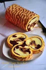 6 telur 1 sdt sp 100 gr gula pasir ( 6 sdm ) 50 gr tepung terigu ( 5. A Popular Cake Flavour In Chinese Bakeries In America Is The Tiger Roll It Has A Coffee Flavoured Golden Esque Stripped Outer Makanan Manis Makanan Kue Gulung