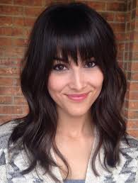 Medium Layered Haircut With Straight Bangs Cabello Con Flequillo Cabello Y Maquillaje Pelo Largo Con Flequillo