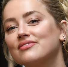 In his $50 million lawsuit, johnny depp describes many incidents of domestic abuse that he suffered at the hands of his (then) wife amber heard, including one incident where she punched him twice in the face and another where she shattered his finger with a vodka bottle, and his finger had to be surgically reattached. Amber Heard Ist Mutter Geworden Welt