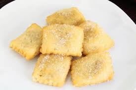 Provate a realizzare le genovesi per servirle insieme ai ravioli fritti in un bel cesto di dolci di carnevale. Ricetta Ravioli Dolci Con Ricotta E Cannella Non Sprecare