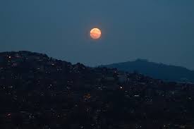 Par nuit de pleine lune, cet astre a toujours été à l'origine de mythes et de légendes. Bzolixl8go2xcm