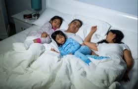 Imel terus menghisap batangan saya, ketika saya melucuti tubuh anaknya yang putih bersih dan mulus itu. Alami Ketagihan Seks Melampau Ini Padah Apabila Ibu Bapa Tak Asingkan Tempat Tidur Anak