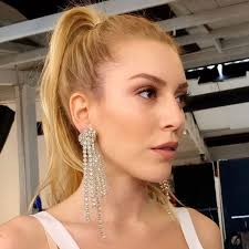 Meşhur oyuncu, sosyal medya hesabından kampanyayı şu şekilde duyurdu: Sinem Kobal Takipcilerini Ikiye Boldu Bunu Ilk Kez Yapti Son Hali Sasirtti