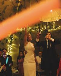 Llegado el momento del baile, los novios se convierten en el centro de atención de nuevo. Estas Son Las Mejores Canciones Para Hacer Una Entrada Triunfal E Vanidad