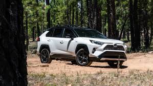 Although we've praised its stylish cabin and abundant safety features, we're quite unimpressed with its chassis and powertrain. This Go Go Gadget Sees 45 Mpg S 2019 Toyota Rav4 Xse Hybrid Six Speed Blog