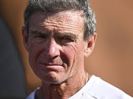 Former Liberal MP Pat Farmer completes 14,400km voice to parliament run at  Uluru