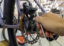 C'est normal, les si vous possédez un vélo avec des freins à disques, qu'ils soient manuels ou hydrauliques, il sera nécessaire de changer régulièrement les plaquettes. Entretien De Bicyclette Reparant Les Freins A Disque Sur Un Velo De Montagne Image Stock Image Du Disque Technicien 118597759