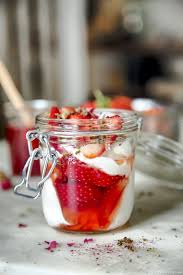 Fraises Et Sirop A La Rose Crumble Au Pavot Yaourt A La Grecque Recette Recettes De Fraises Yaourt Grec Et Delicieux Desserts