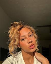 Savannah Simmons's Instagram, Twitter & Facebook