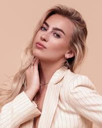 Amber Pierson's Instagram, Twitter & Facebook