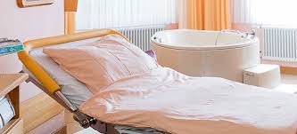 Das wasser entlastet das gewebe und die narbe, es erleichtert die dehnbarkeit, erleichtert positionswechsel und aufrechte geburtspositionen und wirkt als natürliches schmerzmittel. Geburt Die Filderklinik