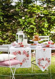 Romantisches Fruhstuck Im Garten Mit Tischwasche Und Kissen Von Apelt Artikel 5904 Und Torino Moderne Tischdecken Tischdekoration Tischlaufer Modern