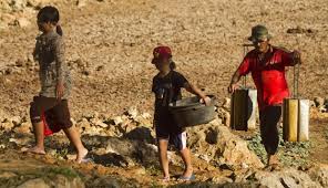 Hasil gambar untuk mengambil air gunung kidul