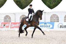 Diesen erfolg konnte sie ein jahr später wiederholen, zudem gewann sie mit einem ergebnis von 93,025 % auch den meistertitel in der grand prix kür. Donaueschingen Personlicher Rekord Im Grand Prix Special Fur Jessica Von Bredow Werndl Und Dalera Frau Holle Zum Burg Pokal
