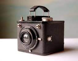 In today's age of digital photography, vintage cameras are more like. 8 Cool Vintage Cameras You Want To Collect Vintagetopia Retro Camera Vintage Cameras Antique Cameras