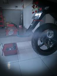 Pertama, motor ngebul hitam disebabkan karena adanya setelan udara dan bahan bakar yang tidak pas. Yimm Agar New Vixion Lightning Gak Ngebul Jangan Di Geber Lebih Dari 8000rpm Bro Anangcozz Blog