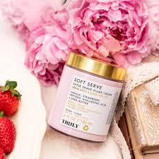 TRULY – Crema After Shave 180ml 💖 Hidrata, rellena y ayuda a prevenir los  vellos encarnados para una piel suave y juvenil 🍓✨ Enriquecida con fresa,  ácido hialurónico y péptidos, deja la