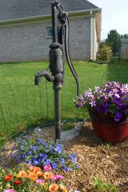 Alte Wasserpumpe Im Blumenbeet Wasser Bett Alte Wasserpumpen Wasserpumpe Garten Blumenbeet