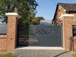 Portail En Aluminium Soude Coulissant Sur Rail Au Sol Avec Dessins En Decoupes Lasers Realises Sur Mesu Portail Aluminium Portail Coulissant Organiser Jardin