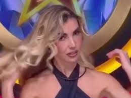 Daría todo por ver la cara de la jefa cuando Erubey pidió repetir la  incoherencia que dijo 😂😂😂 !, NO SOPORTO A LA SOPHIE DE TEMU