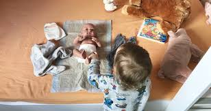 Wann geschwisterkinder über die zweite schwangerschaft informiert werden sollten, hängt vom alter der kinder ab. Wenn Das Zweite Kind Kommt Lacheln Und Winken