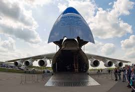 Sie wurde entwickelt, um die sowjetische raumfähre buran im . Grosstes Flugzeug Der Welt Antonow An 225 Liefert Schutzmasken Nach Leipzig Travel Dealz De
