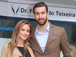 O jogador e a especialista em sexologia recuaram no tempo com imagens que remontam ao nascimento da menina e nas quais aparece também o filho mais velho, pedro, de. Rui Patricio E Vera Ribeiro Ja Escolheram Nome Para A Filha