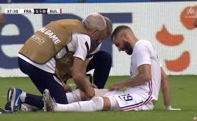 Benzema sort sur blessure #frabul pic.twitter.com/gx03kmcijb. Npw5kjbgamuy4m