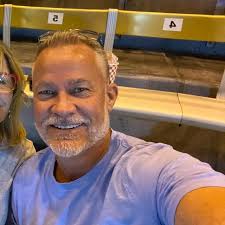 If you could pick only one: Ana de Armas or Sydney Sweeney? Check comments!