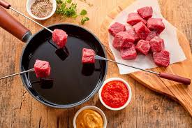 Une Soiree Fondue Optez Pour Une Fondue Bourguignonne Qui Consiste A Tremper De Petits Morceaux Fondue Bourguignonne Recette Huile Pour Fondue Bourguignonne