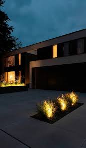 Moderner Vorgarten Mit Hochbeet Ziegrasern Und Individueller Beleuchtung In 2020 Modern Landscaping Front Garden Modern Garden