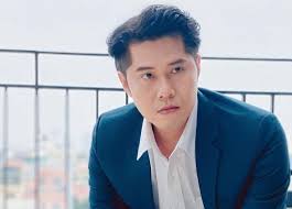 Cháu của kim hoàng mặc áo phao nên an toàn. Tva98kmz9ggksm