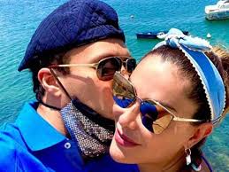 Ninel herrera conde is a mexican singer, actress and television host known for her performances in rebelde, fuego en la sangre, mar de amor and porque el amor manda. Ninel Conde Compartio Una Romantica Foto Junto A Su Novio Y Anuncio Que Algo Hermoso Esta Por Venir Infobae