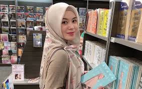 Kali ini sang dai akan mempersunting seorang gadis berusia 19 tahun bernama fatimah az zahra. Ayana Moon Pamer Bibir Merah Usai Isu Calon Istri Ustaz Somad Wajah Cantik Bak Son Ye Jin