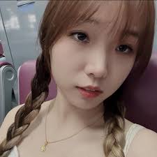 毕业生收到朋友送来的花💐是黄梨和野姜花😁已经看不出这位同学是感动到哭，还是笑到哭😂 . 🌟想知道更多好玩好吃好康，请多多关注