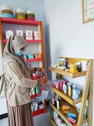 Produk wardah mengandung bahan baku yang aman, halal, dan terbuat dari bahan baku yang berkualitas. Pusat Kosmetik Lengkap Karyawan Kantor Di Toko Cantik Pagotan Madiun Populer Di Kalangan Wanita Kantor Madiun Infolokermadiun Com Pusat Informasi Lowongan Kerja Di Madiun Dan Sekitarnya