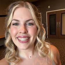 Elizabeth Spear (@XVivaGlam) • Facebook