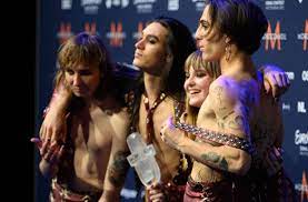 Måneskin is an italian rock band from rome, consisting of lead vocalist damiano david, bassist victoria de angelis, guitarist thomas raggi, and drummer ethan torchio. Ribfrwgc7ytudm