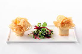 芝士菊花春捲 春捲蛻變成花 美觀總能帶來驚奇 酥皮酥香入口不油膩 內餡蝦肉飽滿與起士鹹香融合 春捲皮脆口 內餡溢齒留香 尾韻起司香氣濃厚 絲絲牽連 不禁一口接一口 是一種令人無法忘懷的吮指美味 粵菜廳