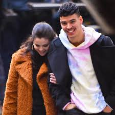 Welcome to selena gomez online, your most comprehensive source on selena gomez. Aaron Dominguez Reacts After Troll Says Stay Away From Selena Gomez E Online Deutschland