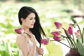 Hot girl Khánh Chi đẹp nõn nà trong tà yếm nâu