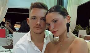 Alessia zelletta dichiara il suo amore. Alessia Zelletta Chi E La Sorella Di Andrea Eta Scuola Instagram