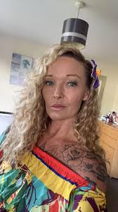 47yr old menopausal woman from South Lanarkshire 🏴󠁧󠁢󠁳󠁣󠁴󠁿 with  multiple personalities. Night sweats that means no one's missing the wet  patch. Hobbies include hiking, beach days, urban exploring, yoga and  pulling the