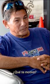 ¿Quién se atreve a bucear con tiburones y convertirlo en un negocio?, Chino  Loría lo hizo cuando nadie más se atrevía., 🐋 Esta historia es sobre  pasión, coraje y cambiar las reglas del juego., 🎧 Y a ...