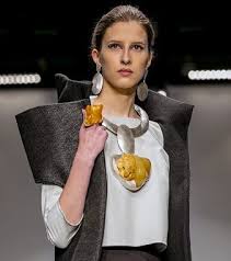 Jego zdaniem projekt daje zbyt duże uprawnienia organizacjom obrońców zwierząt. Danka Czapnik Kamila Sachajko At Gala Amber Look 2018 Collection Pan Arab Luxury Magazine