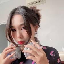 Bee Moo's Instagram, Twitter & Facebook