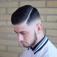 Gaya rambut pendek pria sesuai bentuk wajah bisa anda temukan pada berbagai model undercut, burr cut, buzz cut, dan masih banyak lagi lainnya. Gaya Rambut Undercut Keren Model Rambut
