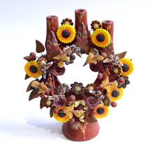 On architecture's pedestal, a crown of clay feet. Corona De Barro Clay Crown